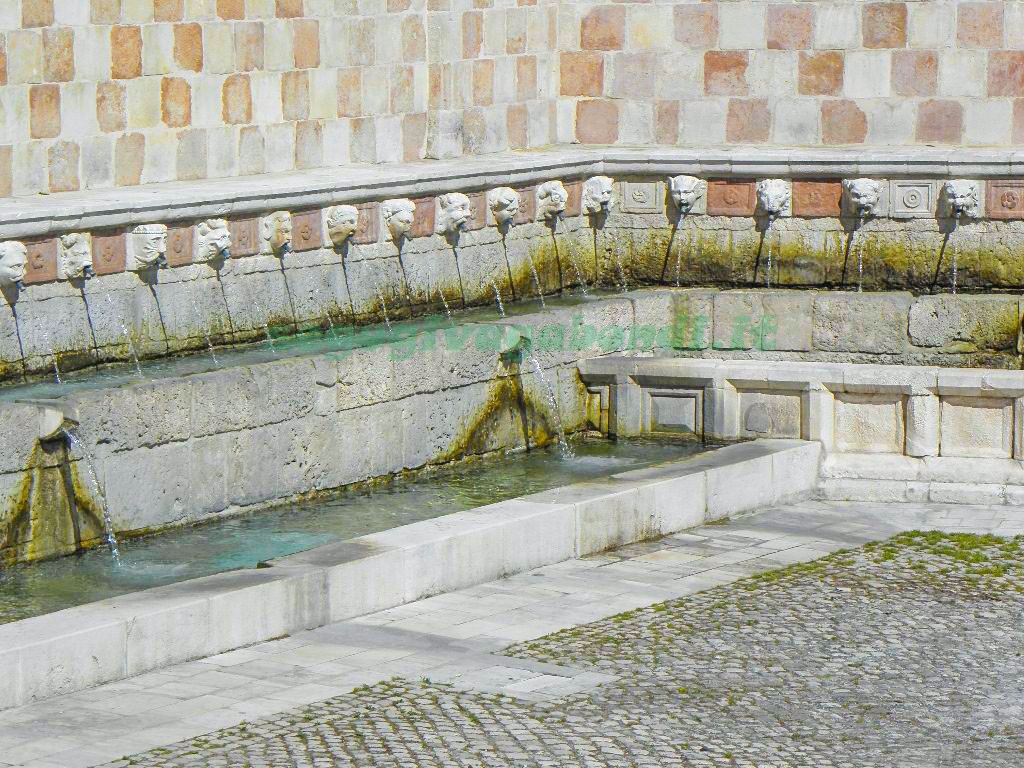 Fontana delle 99 cannelle